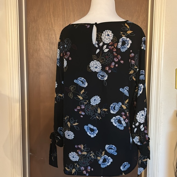 Black Floral flowy top - Picture 4 of 6